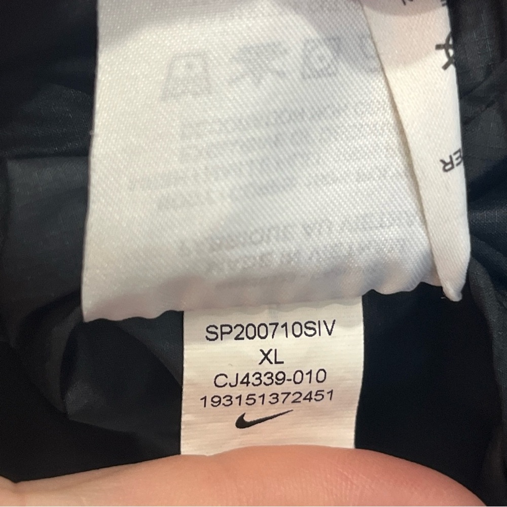 Nike Woman’s Hooded Windbreaker Jacket Colorblock Windrunner Size XL Black White - Picture 8 of 11